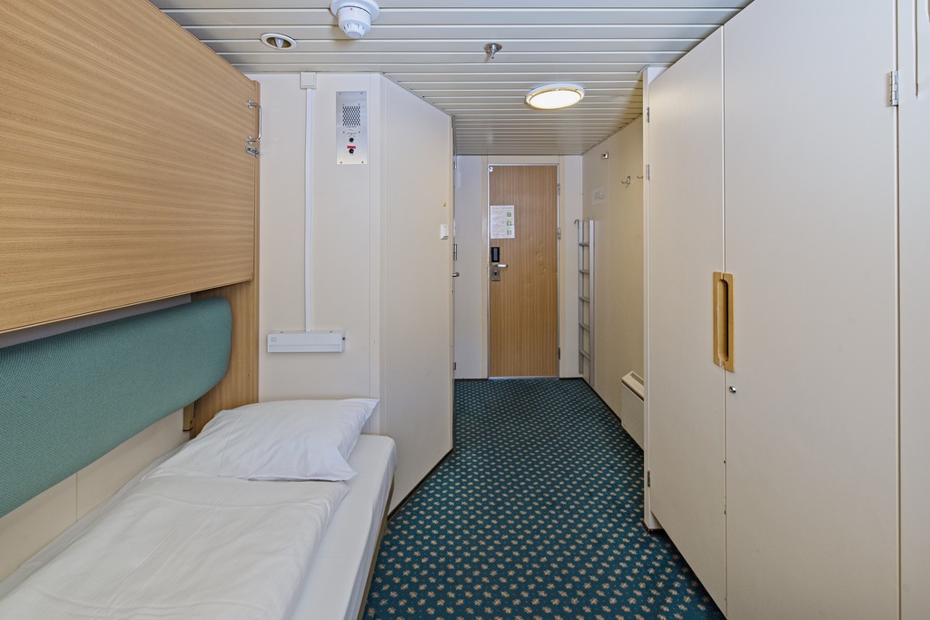 Hurtigruten MS Vesteralen Polar Outside 2 travellers b.jpg